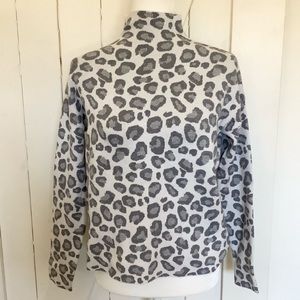 Tahari NWOT leopard print mock neck knit sweater size XS gray and white